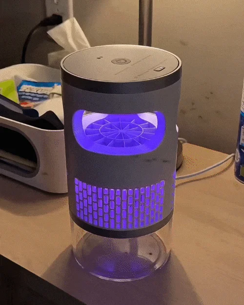 MüGo™ leuchtet sanft im abgedunkelten Zimmer